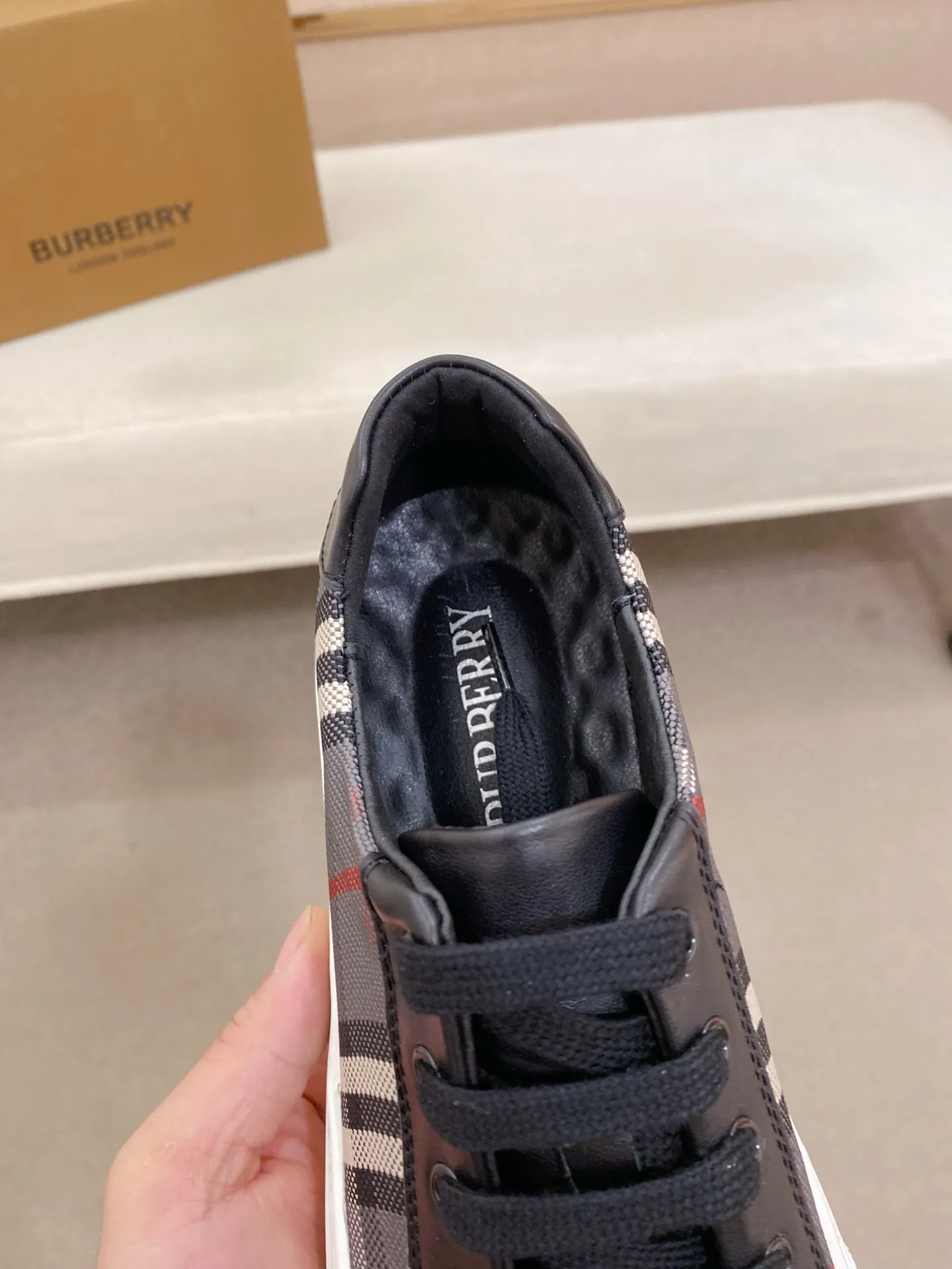 Men's shoes 💰: 400💰🇮🇹🇮🇹 Burberry top purchasing agent 🔍🔍Synchronized sale Positive code number: 38-44 Italian imported first-layer cowhide with fabric. Fully imported sheepskin lining, sole: the original sole is specially provided by the original factory, the exclusive movable molded sole is super comfortable, the original factory follows the order, 🔍🔍high quality, you can come in and out at will, welcome to compare